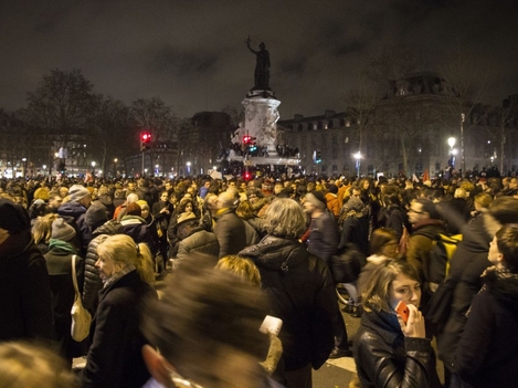 PHOTOS. Paris : 35.000 personnes pour Charlie Hebdo