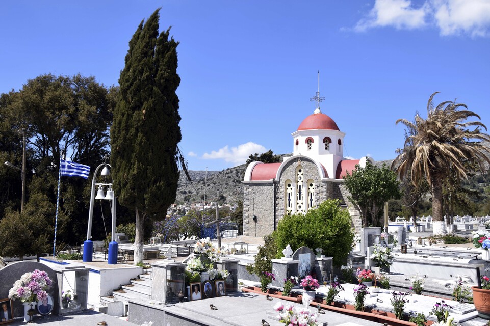  Plateau du Lassithi - Tzermiado - L'église et le cimetière