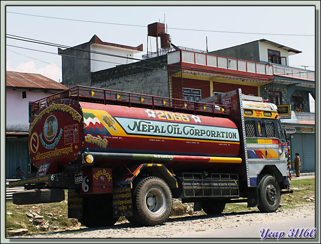 Blog de images-du-pays-des-ours : Images du Pays des Ours (et d'ailleurs ...), Beau comme un camion d'essence tout neuf - Chhorepatan - Pokhara - Népal