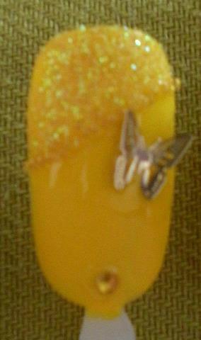 Bas jaune mat, french paillette, perle, strass et papillon