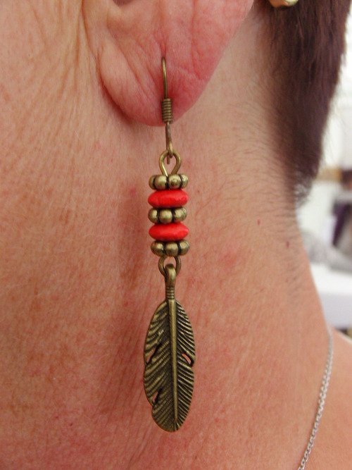 Boucles d'oreilles plumes en bronze et perles de bois rouges