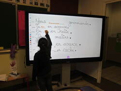 Les élèves de CE1 B s’approprient l’écran numérique interactif 