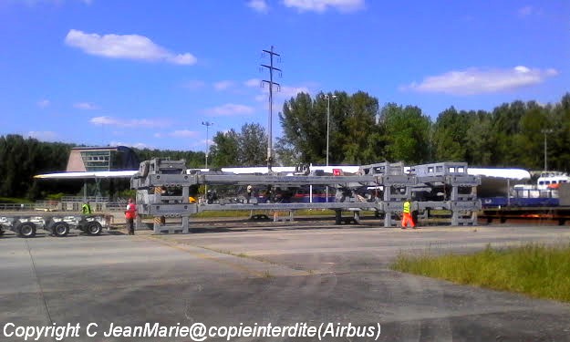 Airbus 380 a Langon,chargement d'une aile de l'avion sur une plate forme afin de l'accrocher au camion prêt a partir pour Toulouse
