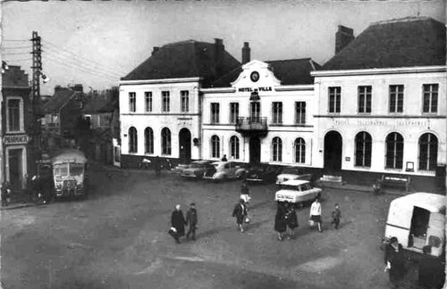 Outreau - Place Leon Blum et l'Hotel de ville (editions Fauchois)(sitedepascalbernarddoutreau)