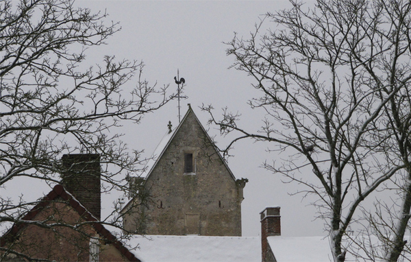 Le clocher du village sous la neige