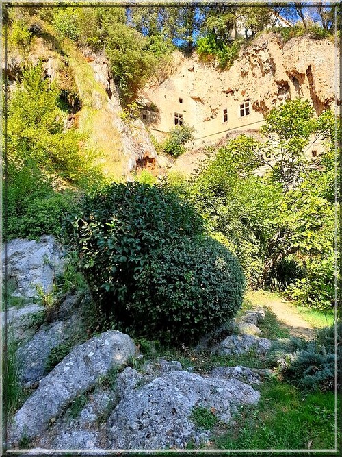 1020 - Villecroze-les-Grottes dans le Var (83)