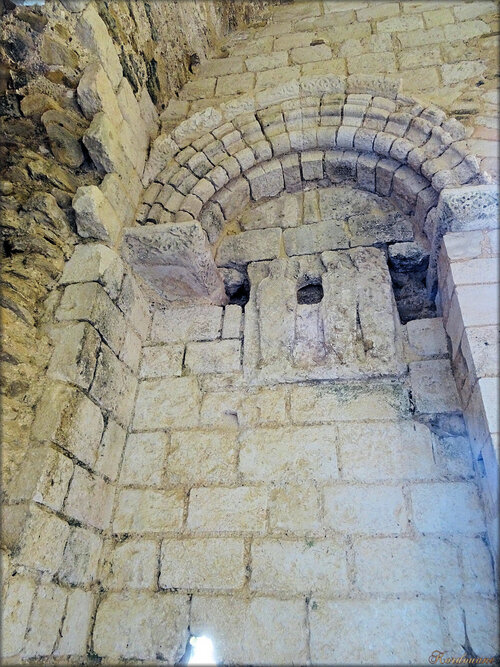 A la porte du Sanctuaire (Abbaye de Maillezais)