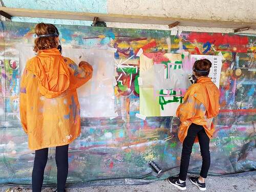 atelier graff initiation au maniement de la bombe de peinture avec des jeunes de St Drézéry (34) Réalisation d'oeuvres sur affichettes. Avril 2018