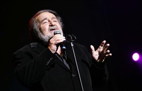 Richard Anthony chante ses tubes dans le cadre de la tournée Âge tendre et tête de bois en 2008.