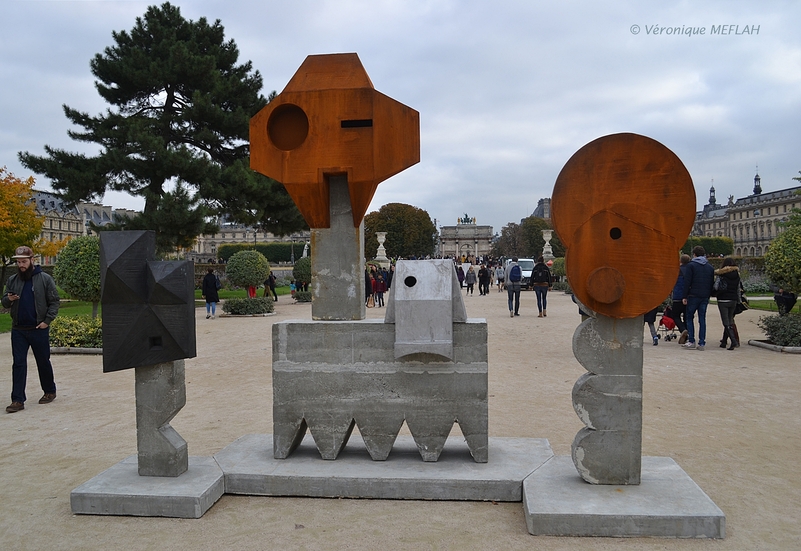 Jardin des Tuileries : FIAC 2016 : "Kopf und Körper Paris" de Michael Sailstorfer