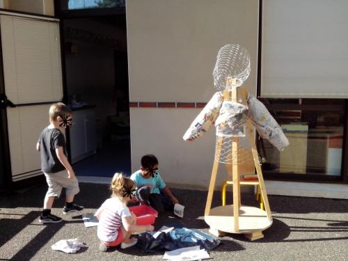 Loup en papier m&acirc;ch&eacute;