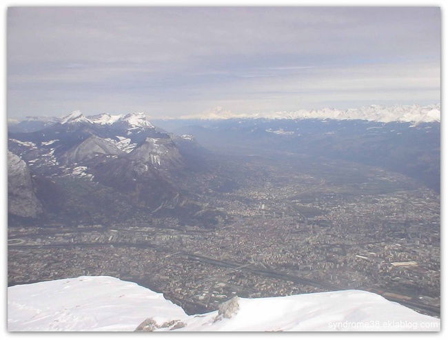 Vue du Moucherotte (1901 m) ... sur Grenoble, la Chartreuse, la chaîne de Belledonne et le Mont Blanc
