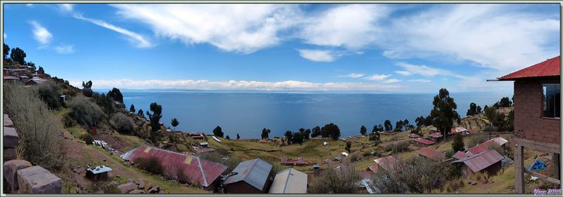 Panorama sur le Lac Titicaca vu de la Plaza de Armas de Huillanopampa - Île Taquile - Pérou
