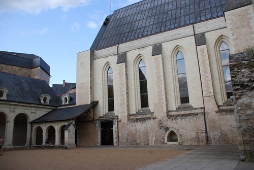 Anzers: abbaye Toussaint et sa galerie David d'Anzers