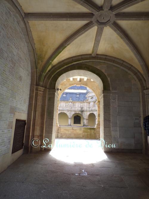 Sainte-Anne d'Auray, le cloître et le chemin de croix