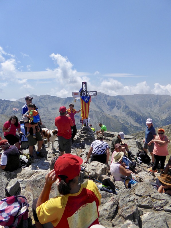 Peut être une image de 13 personnes, personnes faisant de l’escalade et montagne