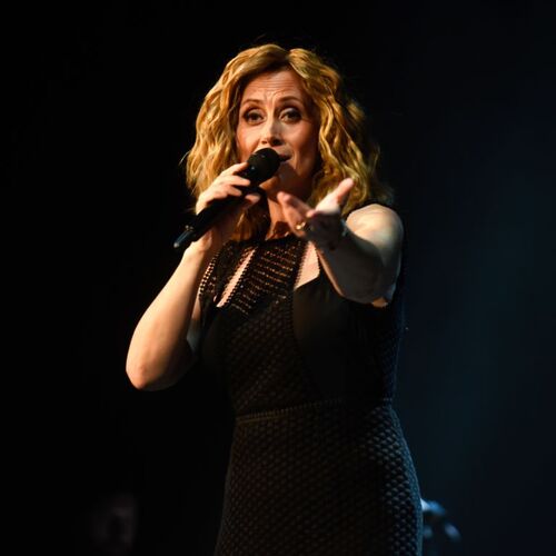 Malade, Lara Fabian annonce une mauvaise nouvelle à ses fans