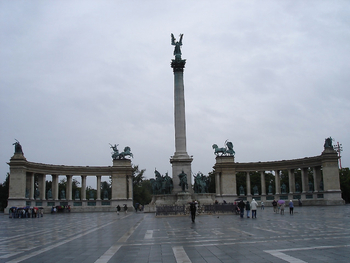 Pest, la place de héros (monument du millénaire) colone 36m avec l'archange Gabriel