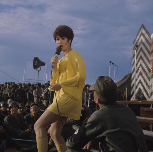 Michele Lee chante pour les troupes américaines