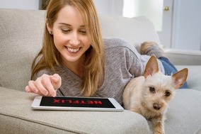 Une femme et son chien sur une tablette
