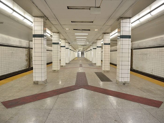 La station de métro Lower Bay à Toronto.