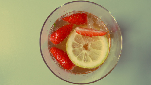 Cocktail rhubarbe fraise, de quoi passer un dimanche joyeux