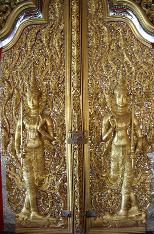 Le Wat Tha Sung et son hall de cristal