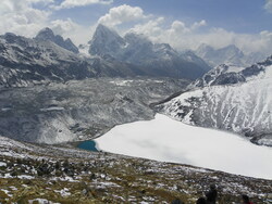 Vue sur le lac Dudh Pokhari (4750m), le village de Gokyo (4790m) et le glacier Ngozumba depuis le flanc du Gokyo Ri (5357m)