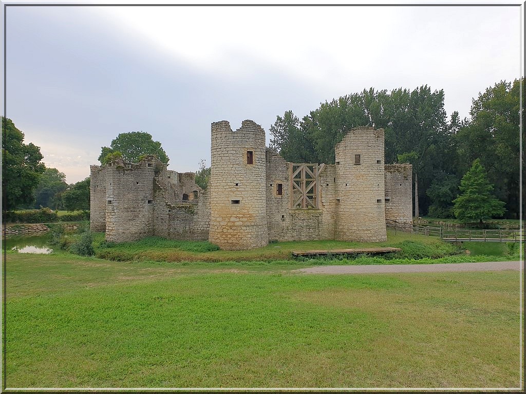 987 - Le Château de Commequiers (85) et son histoire !