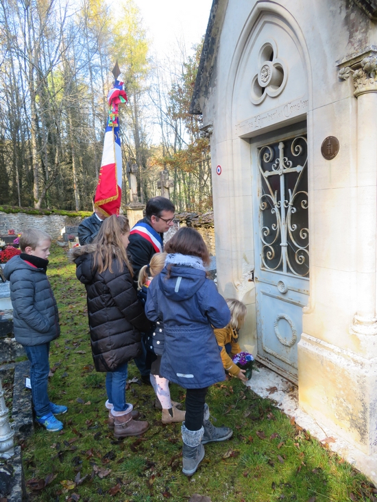 La cérémonie du 11 novembre 2021 à Saint Marc sur Seine nous a fait découvrir de belles tombes rénovées avec l'aide du Souvenir Français