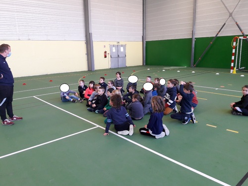 Handball avec Adrien pour les élèves de cycle 2