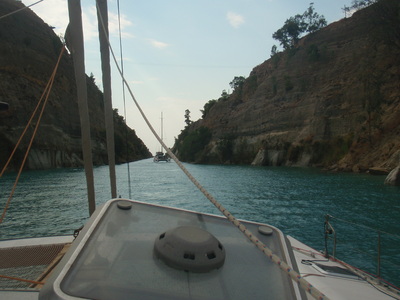 Le canal de Corinthe de la mer Egée à la Mer Ionnienne