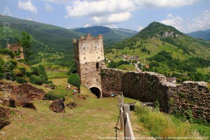 LORDAT LE VILLAGE LE CHATEAU ET LES RAPACES DU CHATEAU