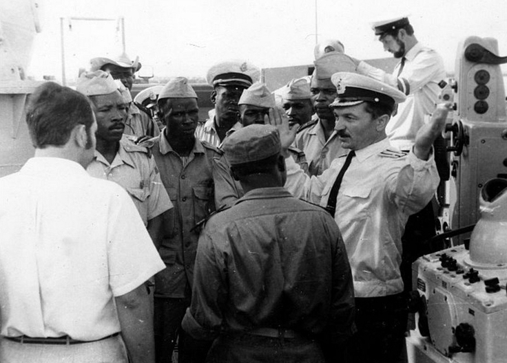 Officiers guinéens reçus à bord d'un bateau de guerre soviétique, Conakry 1973