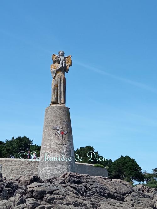 Locmariaquer, statue de Notre-Dame de Kerdro