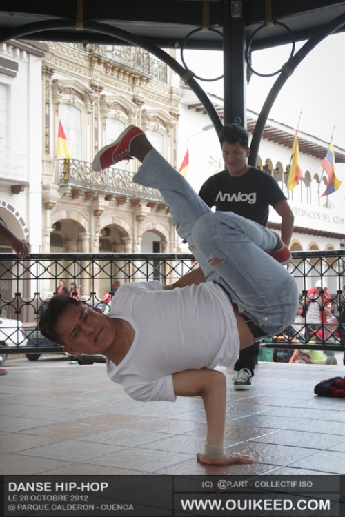 Cuenca, une place, un kiosque, 2 ambiances...