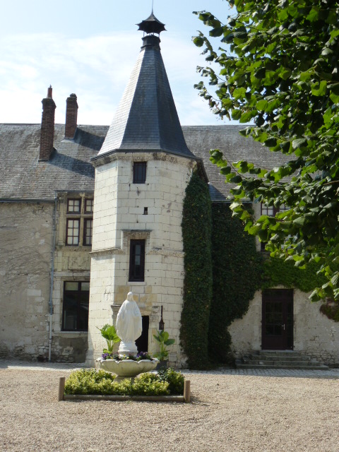 INTERIEUR DE NOTRE-DAME de BEAUGENCY, Vitraux, Chapiteaux, Statuaire ....