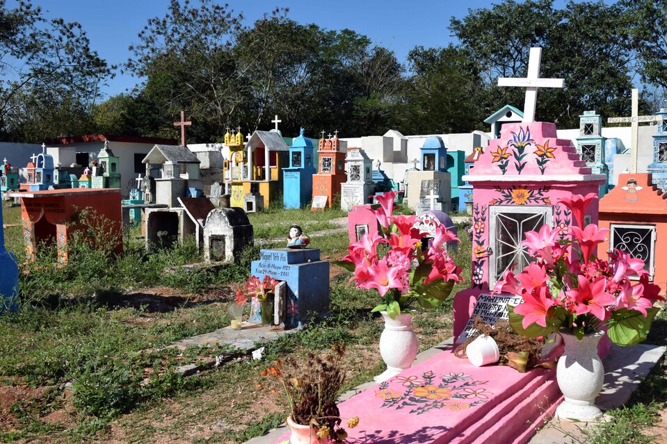 Hoxtun- Les tombes colorées du cimetière