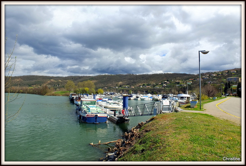 LE PORT DES ROCHES DE CONDRIEU 