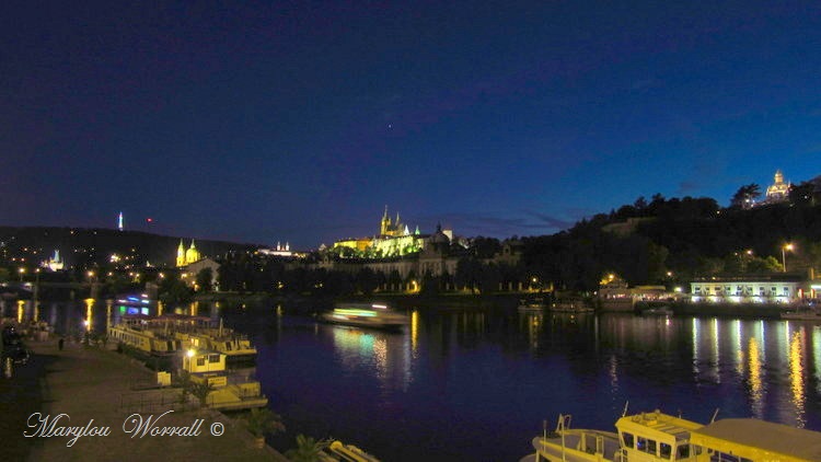 Prague : La nuit sur les rives du fleuve