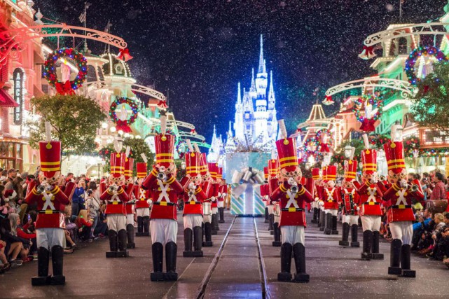 À Magic Kingdom, l'ambiance festive se décuple lorsque... (PHOTO FOURNIE PAR WALT DISNEY WORLD)