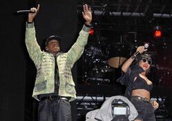 [PHOTOS] Rihanna rejoint Jay-Z au "Radio's 1 Hackney Festival"
