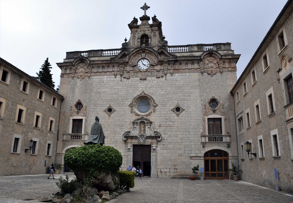 Le monastère de Lluc - La façade de l'église Sant Bartolomeu