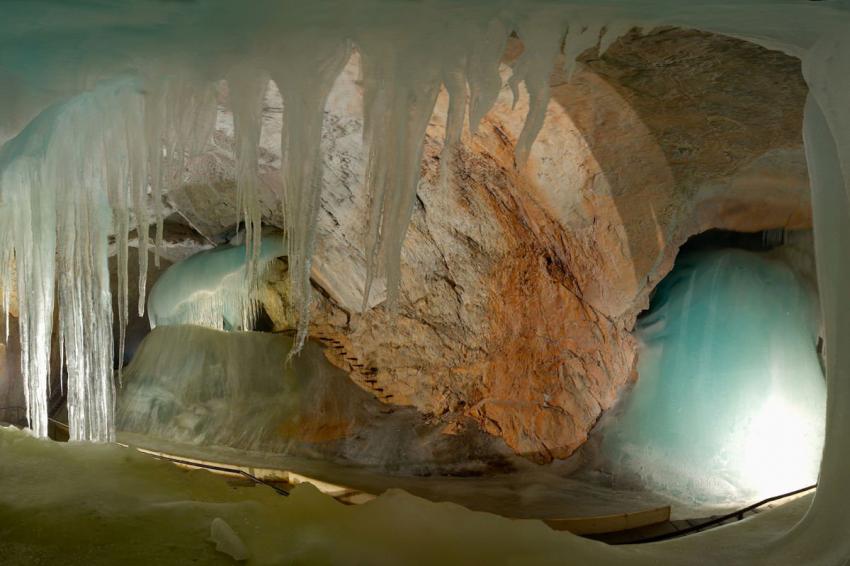 Besoin d'aventure ? Partez en Autriche découvrir la plus grande grotte de glace du monde