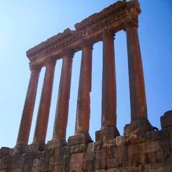 les colonnes du temple de jupiter sur le site archéologique de baalbeck. 