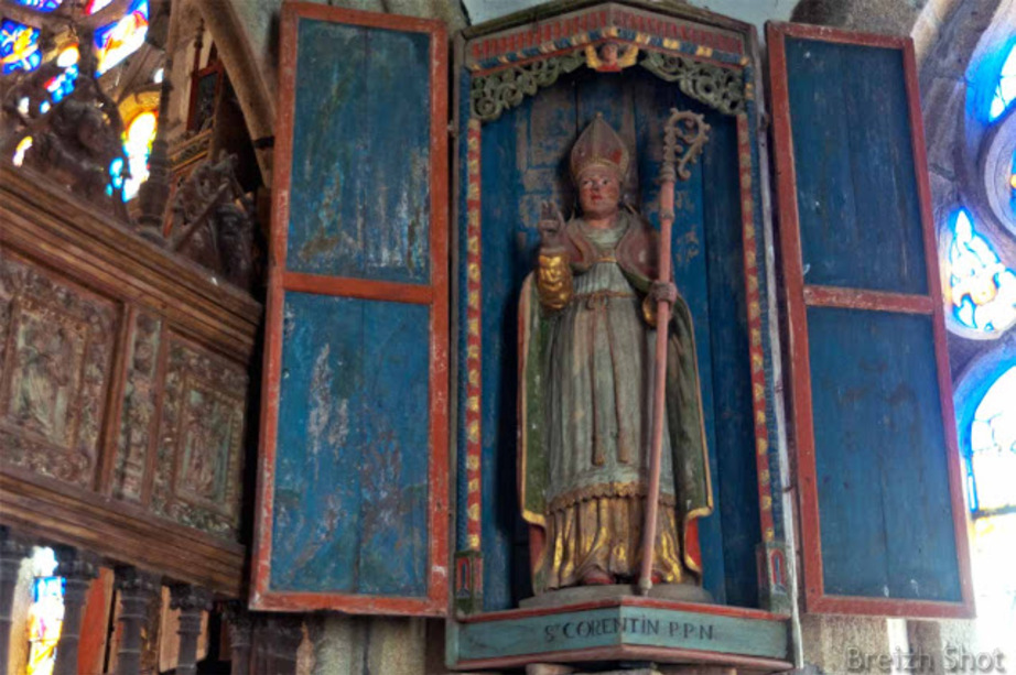 Saint-Herbot : Saint Corentin dans une niche à volets