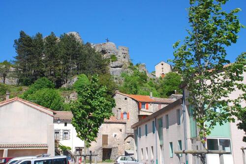 Le Caylar sous le roc Castel