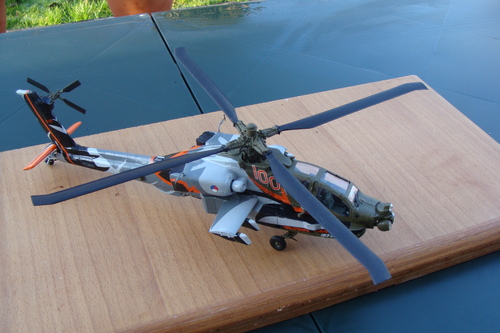 Maquette hélicoptère AH-64D Longbow Apache "100th Years Military Aviation"