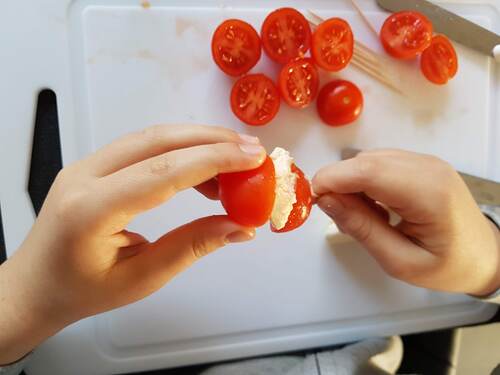 Recette pour petits, tomates cerise piquées de Mozzarella.