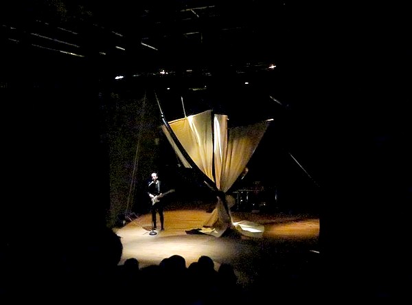 "80 rameurs et quelques" un spectacle époustouflant présenté par la Compagnie Bassbass, salle Kiki de Montparnasse